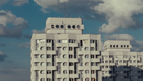 fachada de un edificio de apartamentos moderno