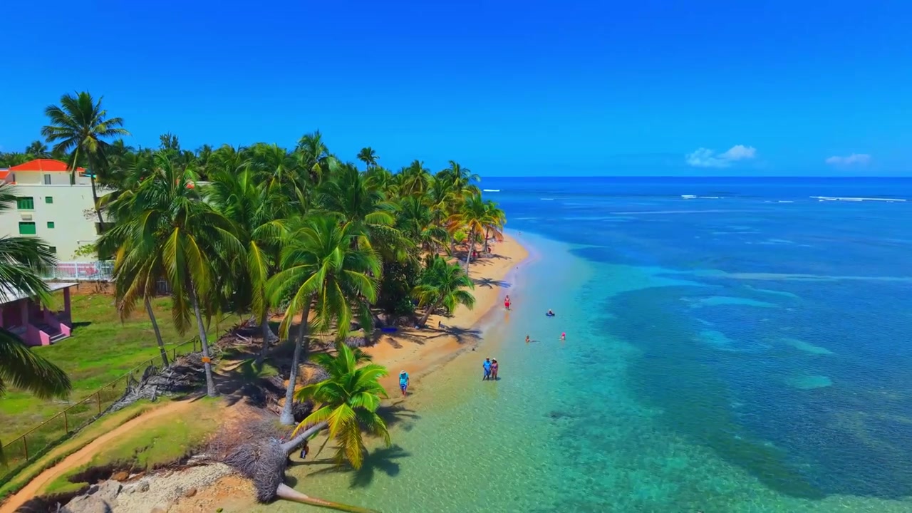Vista aerea che segue la costa della spiaggia di Playa Azul con onde oceaniche tropicali