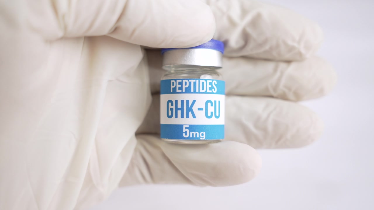 Scienziato con guanto in lattice che presenta una fiala di peptide GHK Cu isolata su sfondo bianco