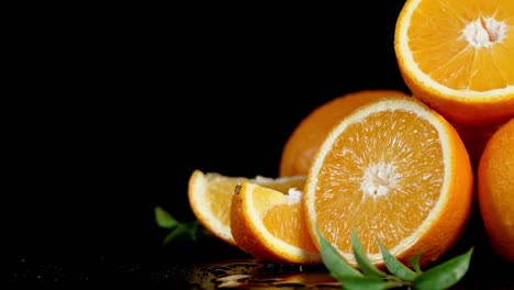 trozos de naranja jugosa con hojas girando lentamente.