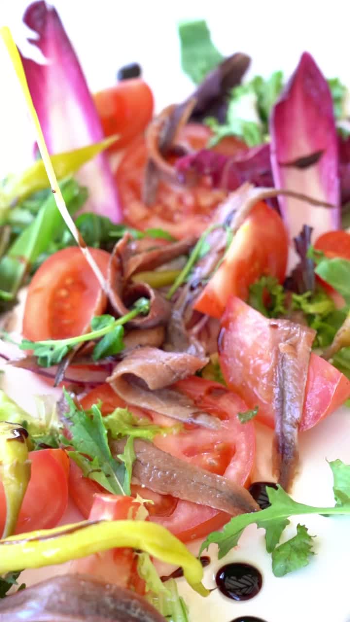 En salat med tomater, salat og andre grøntsager