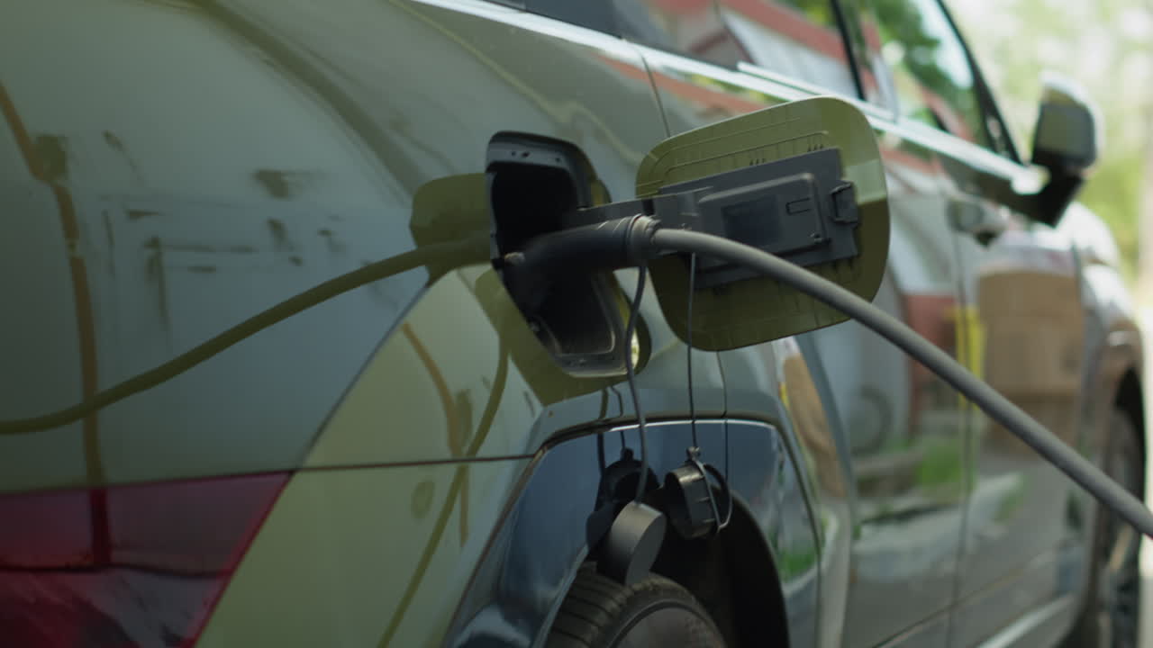 Çevre Dostu Elektrikli Araba Bataryası Şarj Ediliyor, Yakın Çekim.