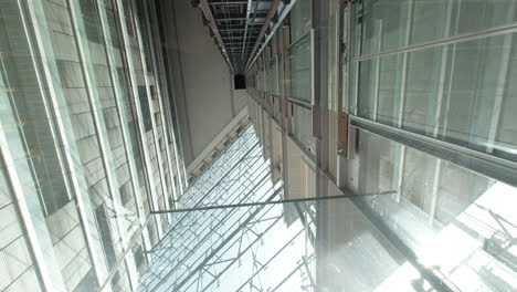 Vídeo-En-Cámara-Lenta-Que-Captura-El-Stadttor-De-Düsseldorf-Con-Un-Ascensor-De-Cristal-Ascendiendo,-Mostrando-La-Arquitectura-Elegante-Y-Moderna-Con-Gran-Detalle.