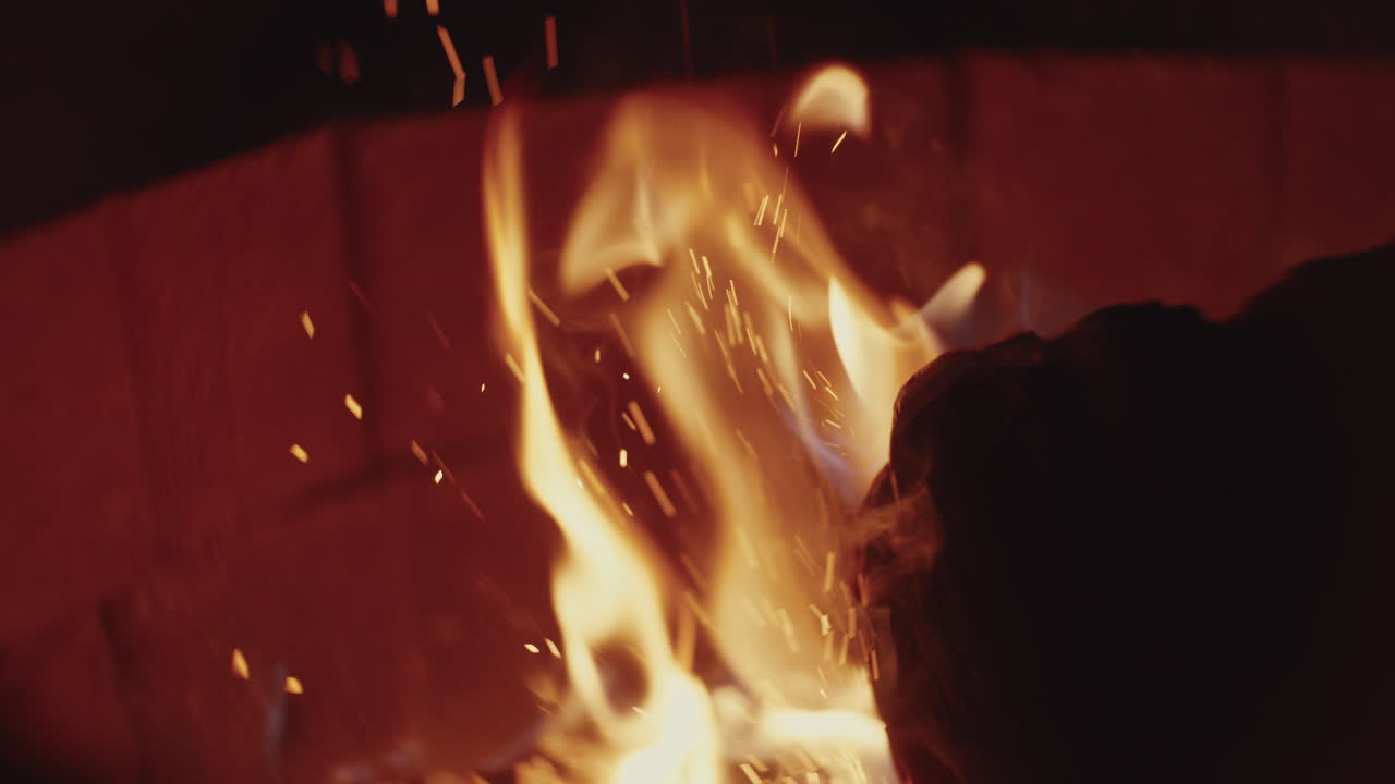 벽난로 에서 연료 를 태우는 것