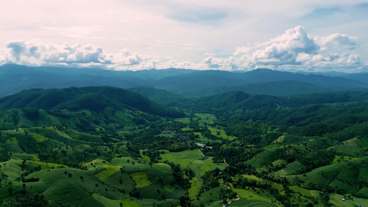 Riprese aeree cinematografiche 4K con drone della natura, delle splendide montagne e delle risaie di Ban Pa Pong Piang a Doi Ithanon, vicino a Chiang Mai, Thailandia, in una giornata di sole.