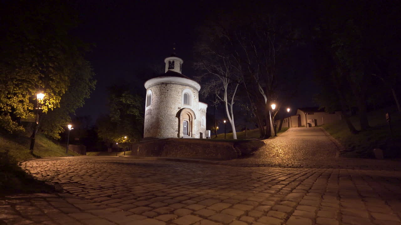 la rotonda de san martín en la noche,parque vysehrad,praga,chequia,bloqueo