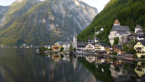 Low-Aerial-Establishing-Shot-of-Hallstatt,-Austria