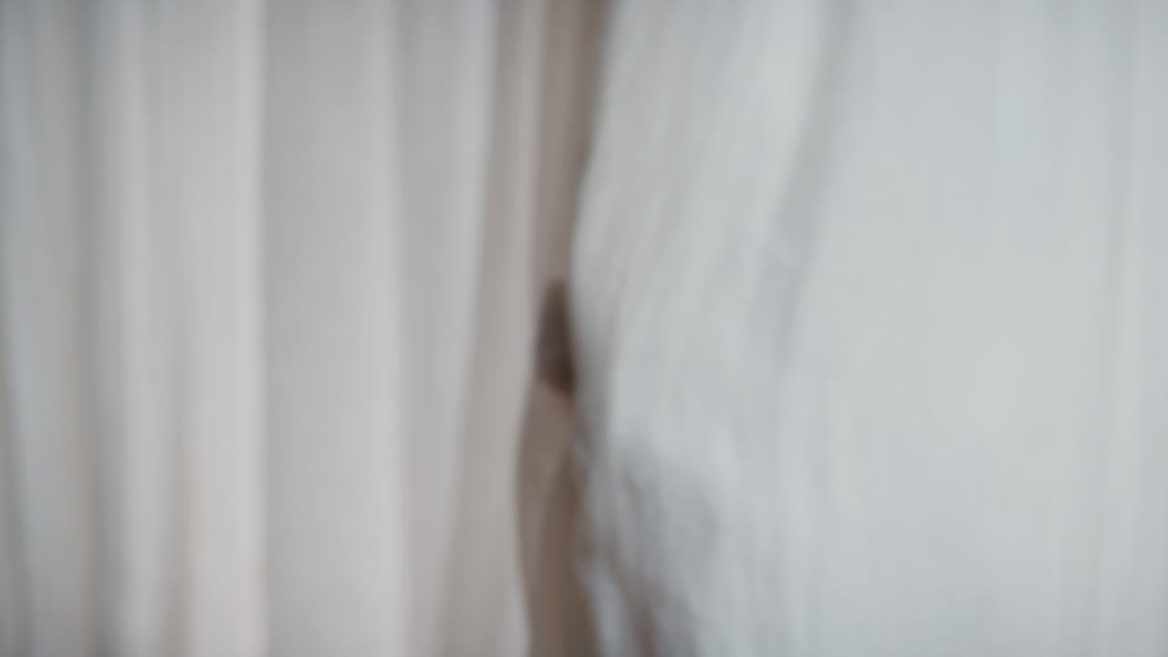 bambino divertente che gioca a nascondersi dietro le tende bambino felice che si diverte a giocare a nascondino godendo del divertimento dell'infanzia a casa 4k