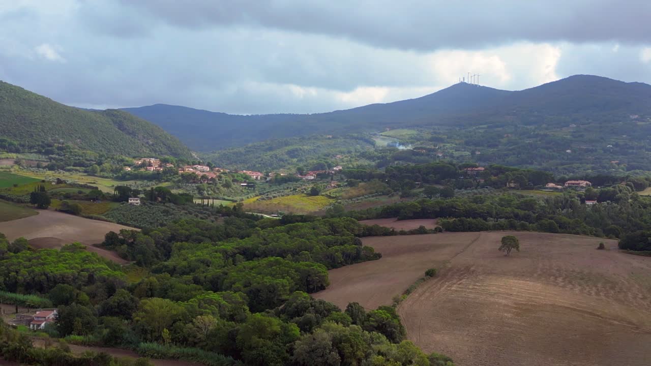 fantástica vista aérea de arriba vuelo toscana valle meditativo, pueblo italia el 23 de otoño