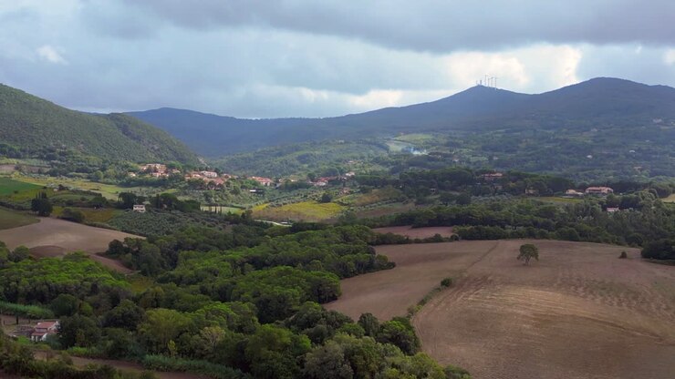 Fantastico volo aereo con vista dall'alto della Toscana, valle meditativa, villaggio Italia autunno 23