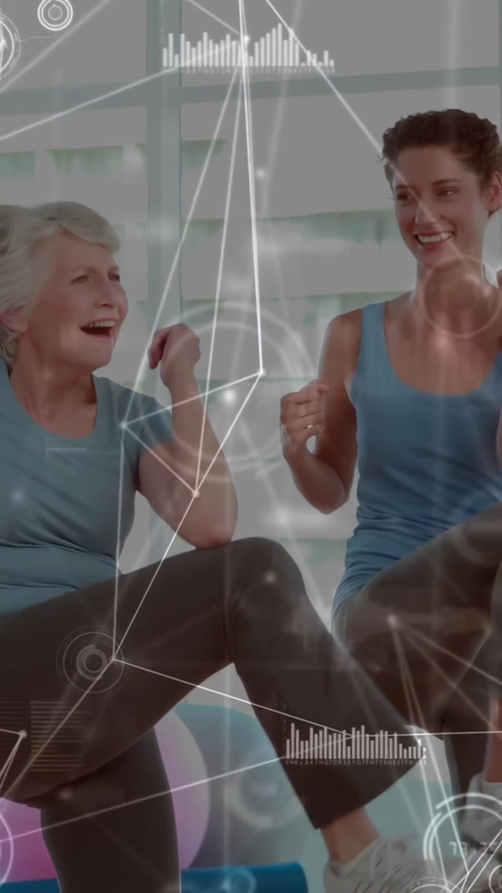 Video verticale: Istruttore che dà indicazioni, donna anziana che esegue alzate di ginocchia mentre un HUD traccia le metriche di fitness.