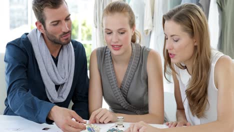 equipo de diseño mirando joyas y hablando