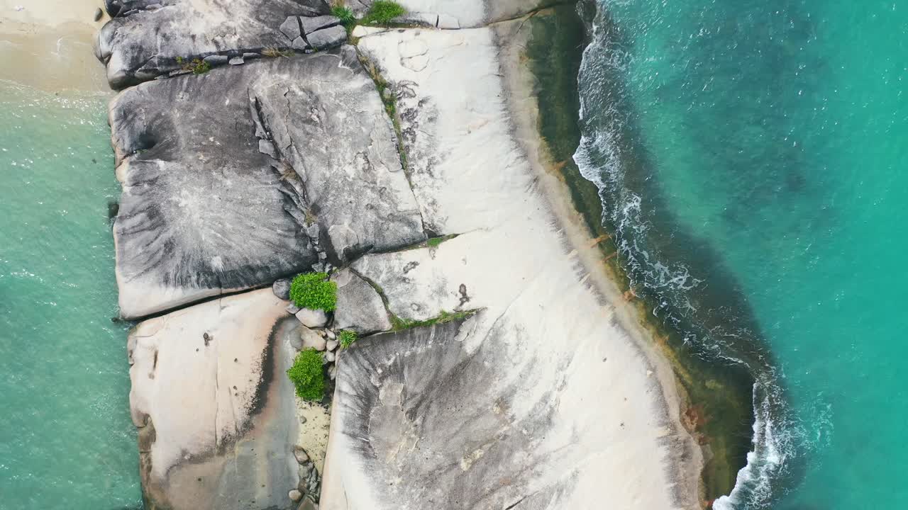 큰 화강암 바위의 공중 하향식