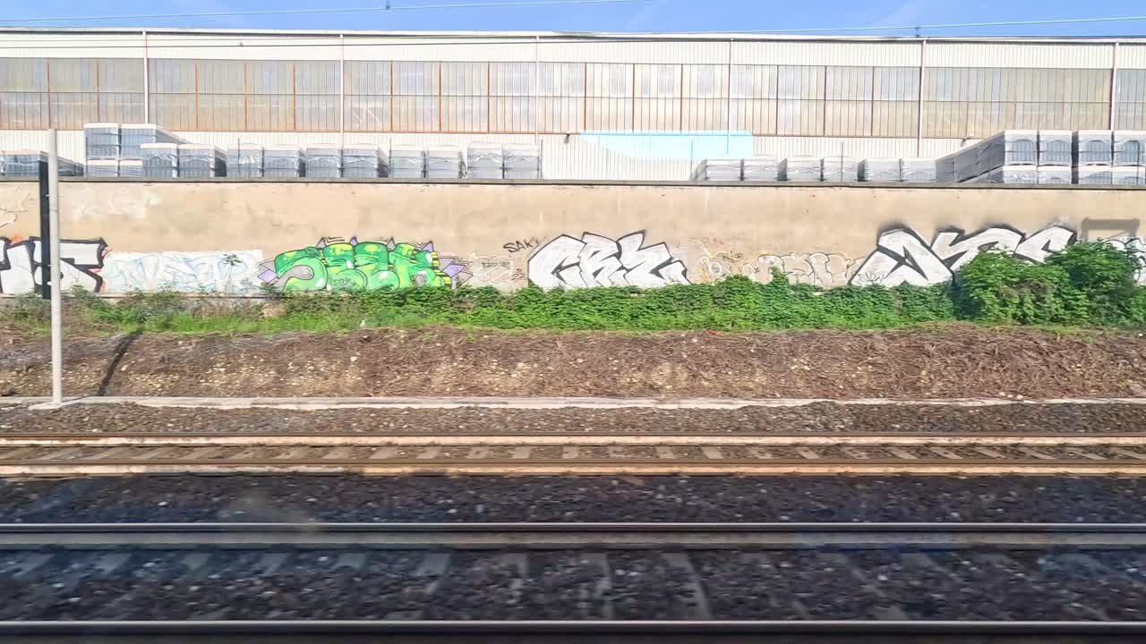 움직이는 열차에서 볼 수 있는 그래피티로 인 벽