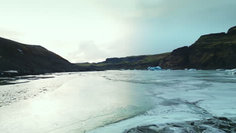 vista aérea del hielo de los glaciares masivos.