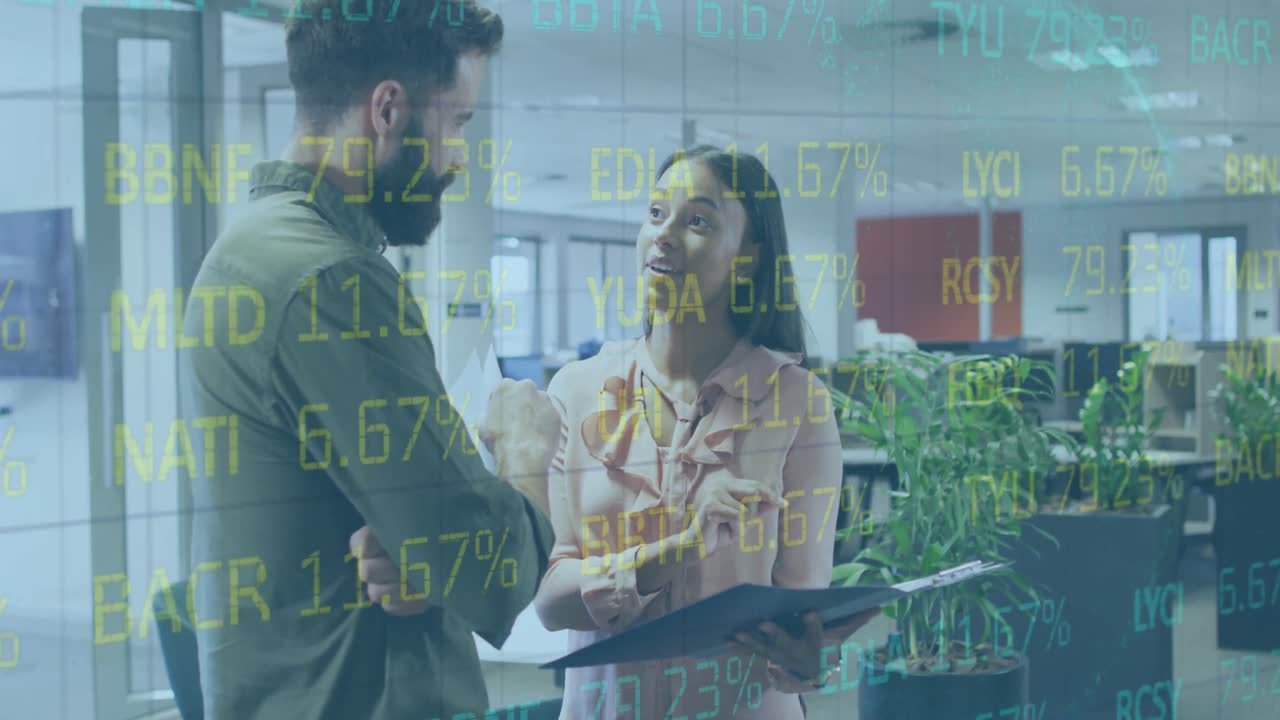 animación del procesamiento de datos financieros sobre diversas personas de negocios en la oficina