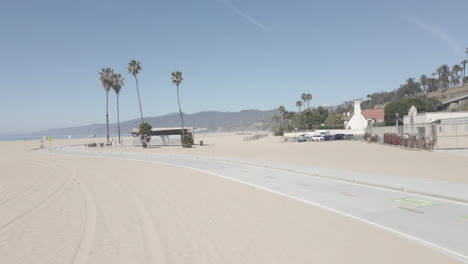 paseo marítimo de la playa del sur de california visto arriba por un dron en una tarde soleada