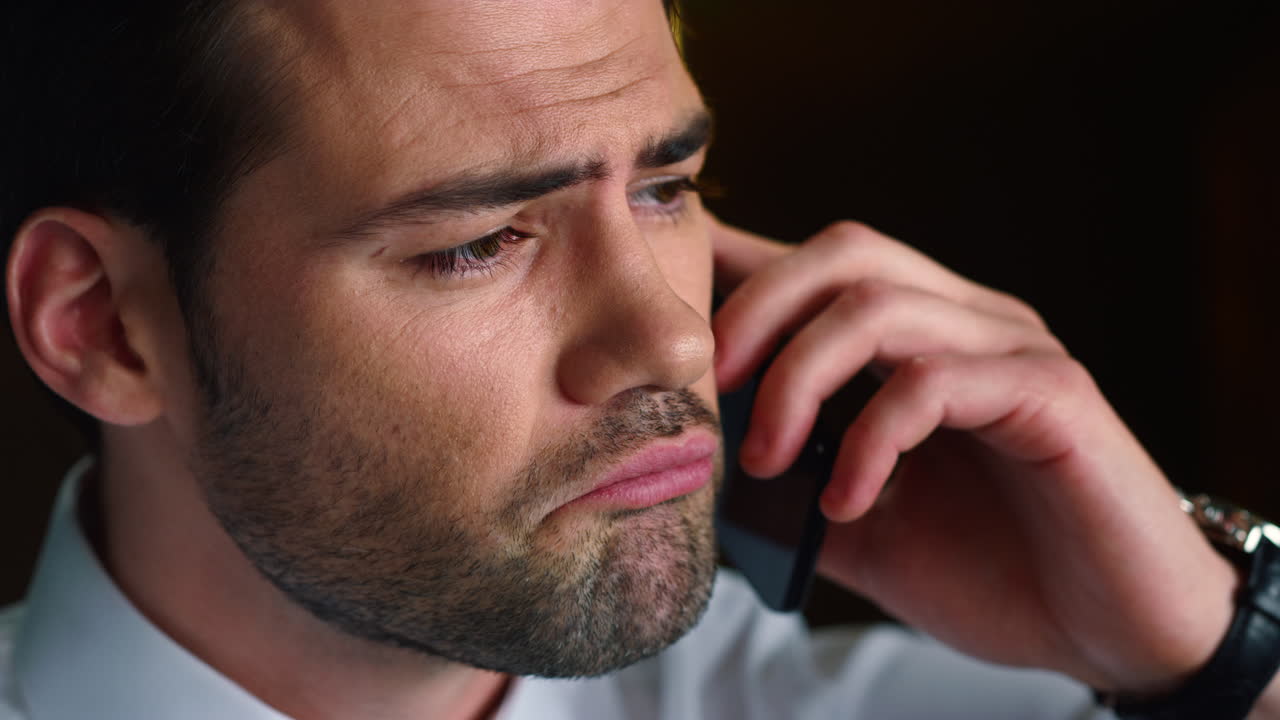 empresario teniendo una conversación telefónica