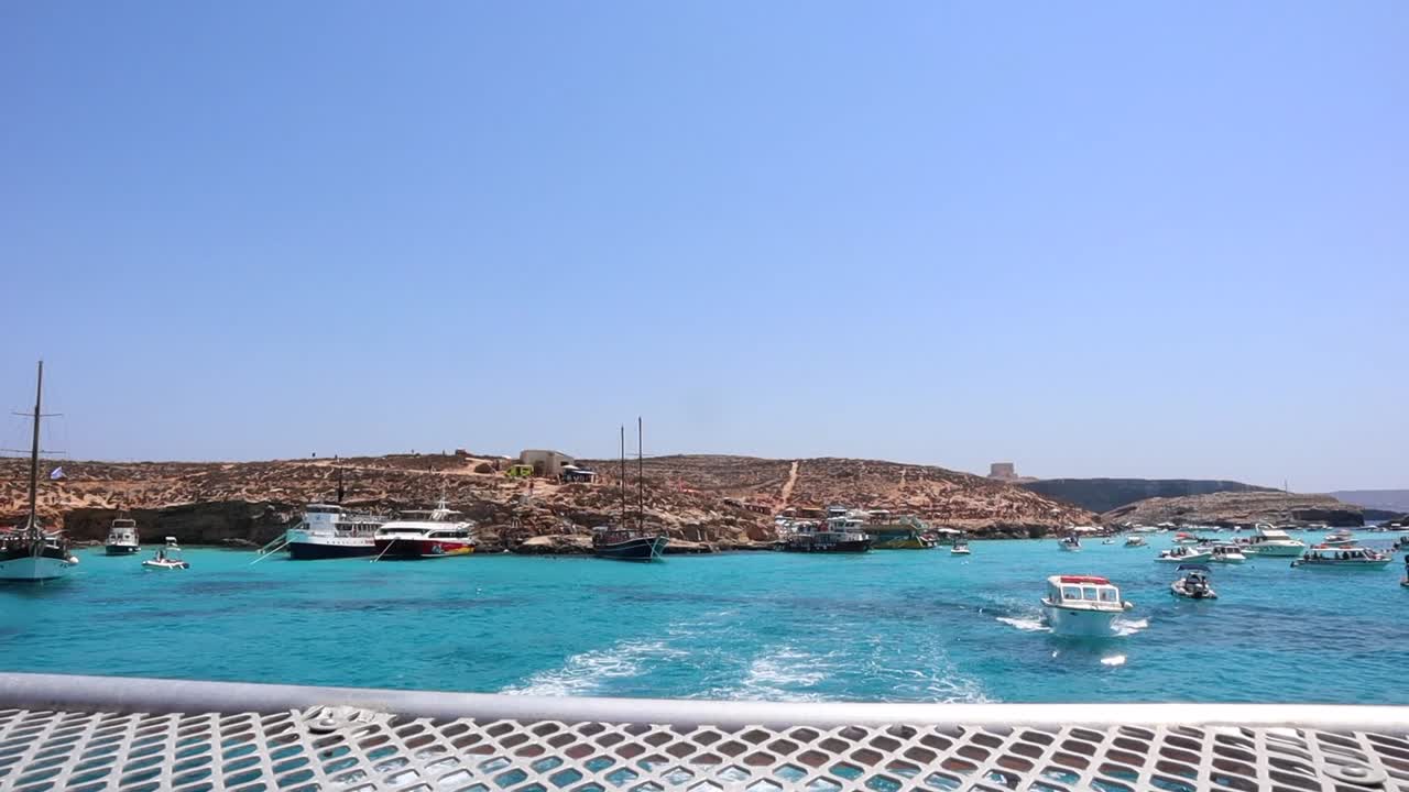 Navi da crociera e yacht nell'isola di Comino, Malta.