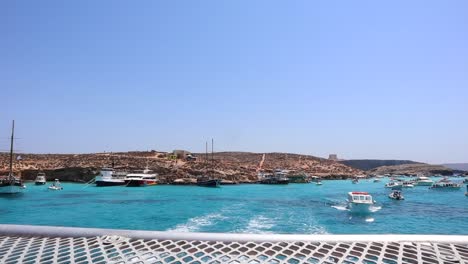 cruceros y yates en la isla de comino, malta.