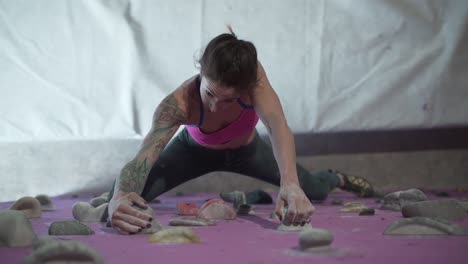 mujer haciendo boulder