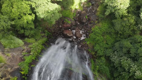 Vista-Espectacular-De-Las-Cataratas-Morans-Cayendo-80-Metros-Hacia-Abajo-En-El-Desfiladero-De-Morans-Creek