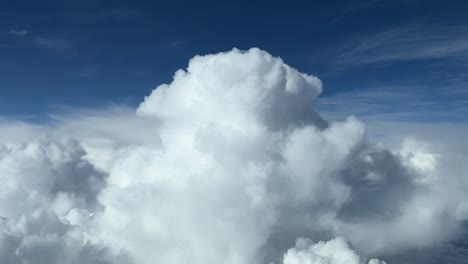vista aérea tomada desde la cabina de un jet de la parte superior de un cumulonimbus a nivel de crucero, luz del día