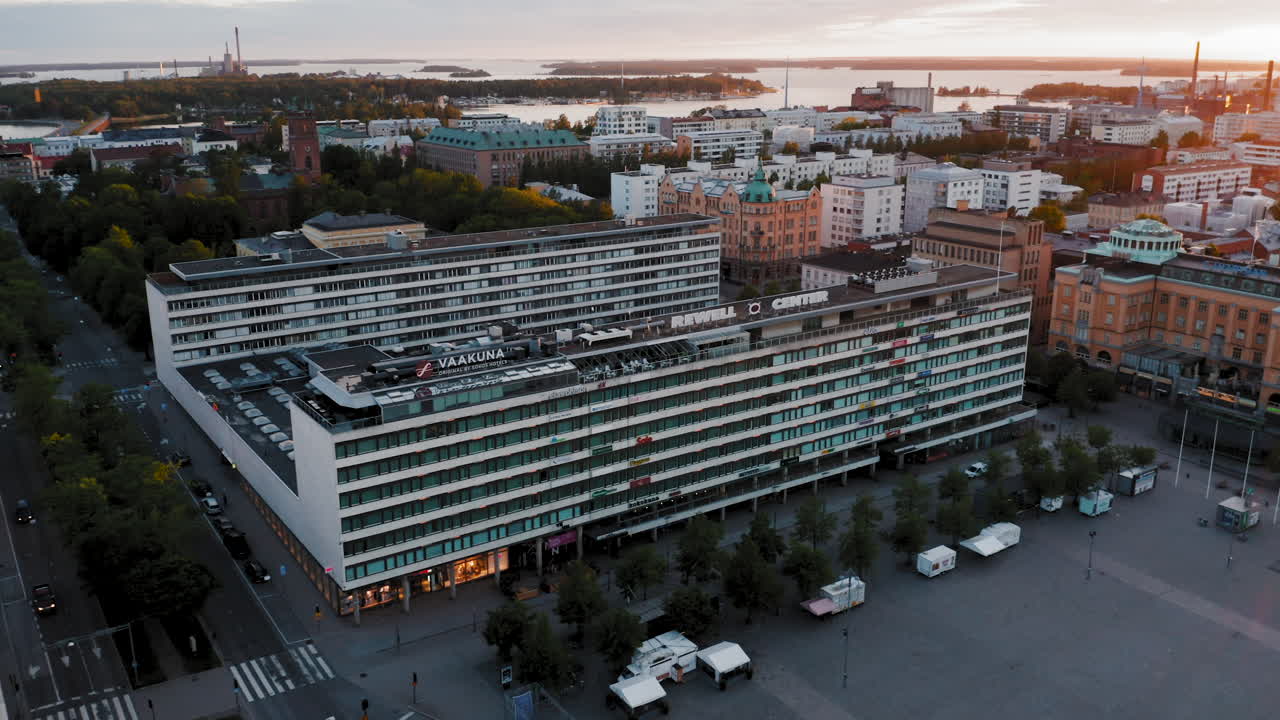 Vaasa Rewell a Tržní centrum, letecký záběr z dálky.