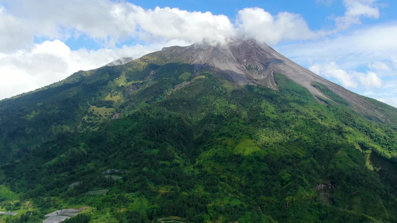 paisaje tropical del volcán activo monte merapi, java, indonesia, vista aérea