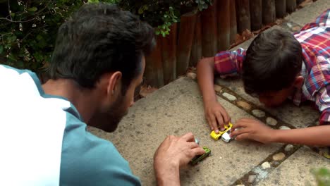padre e hijo jugando con juguetes