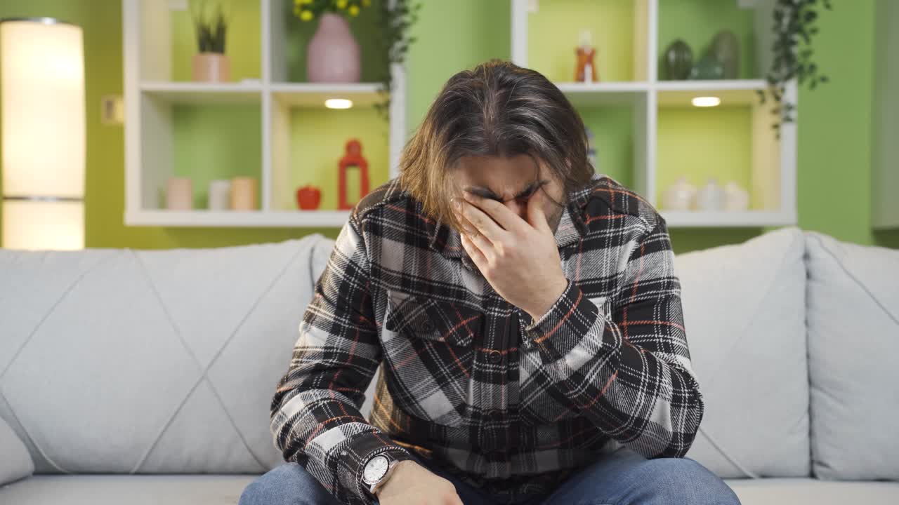 Giovane uomo con schizofrenia che soffre di disturbo bipolare, depressione maggiore