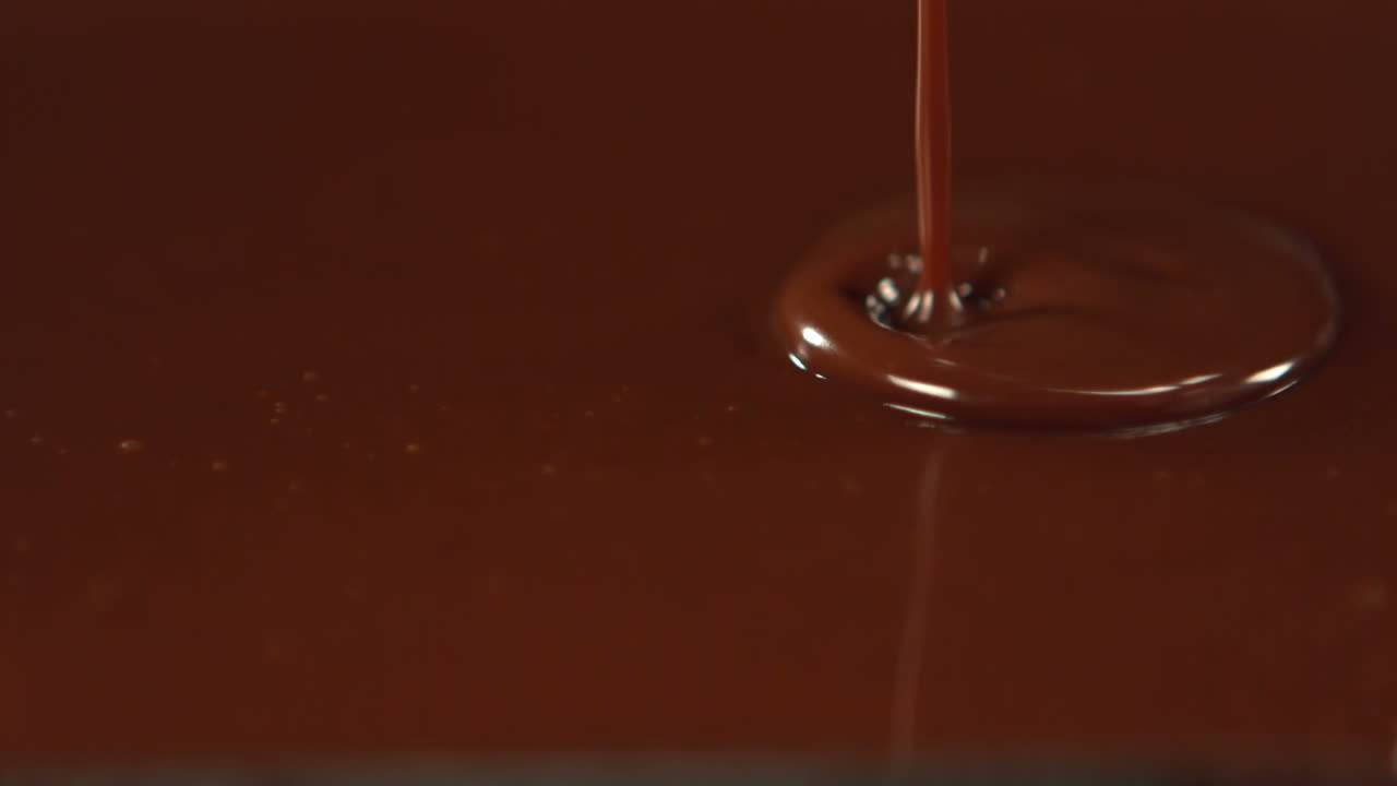 el chocolate derretido se vierte sobre las almendras.