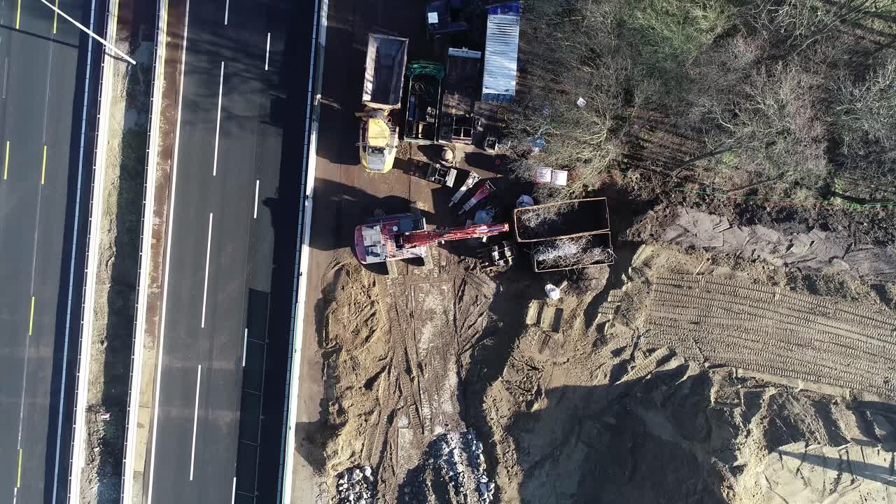 drone disparado desde arriba con una carretera y un sitio de construcción