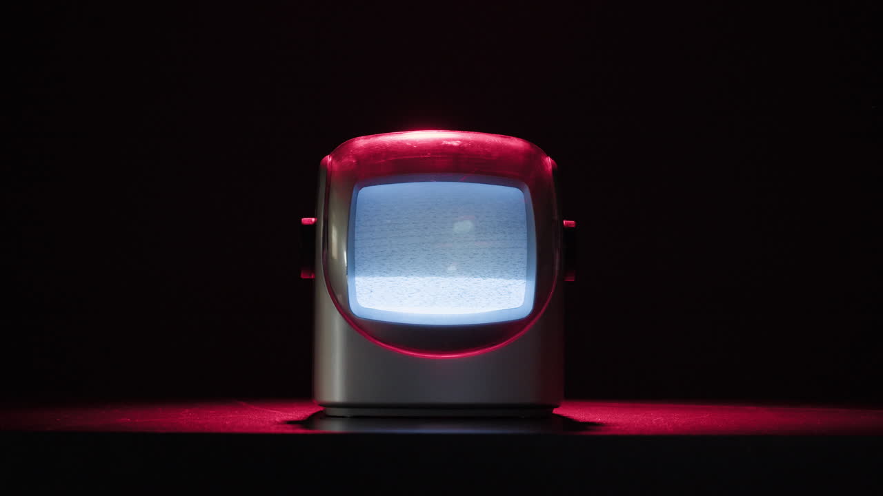 레트로 tv, 노스탈기적인 설정으로 빈티지 tv, 레트로 tv는 화면에 곡물을 표시합니다, 무서운 할로윈 밤 장치, 크로마 키 및 그린 스크린에 좋습니다.