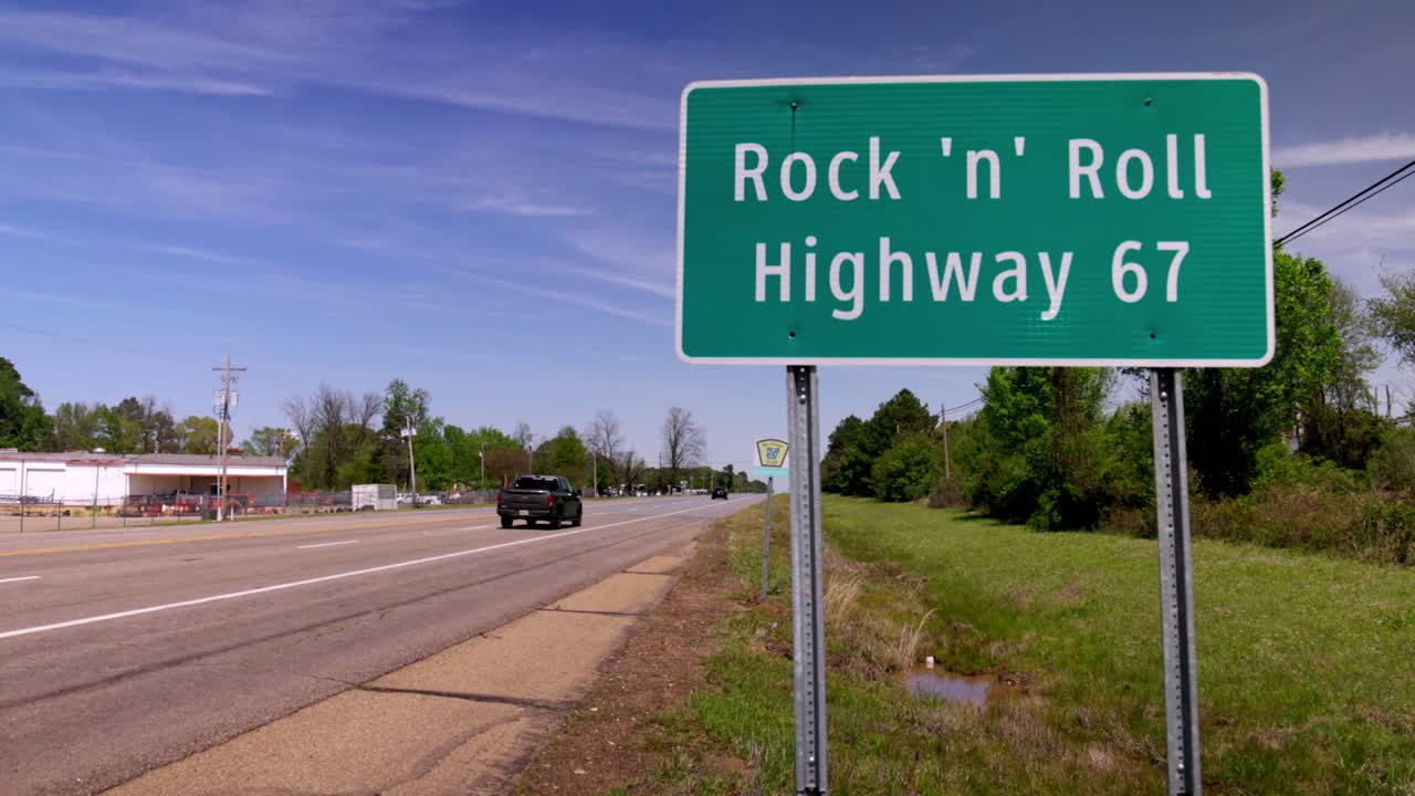 Rock 'n' Roll Highway 67 sign in Arkansas with stable video