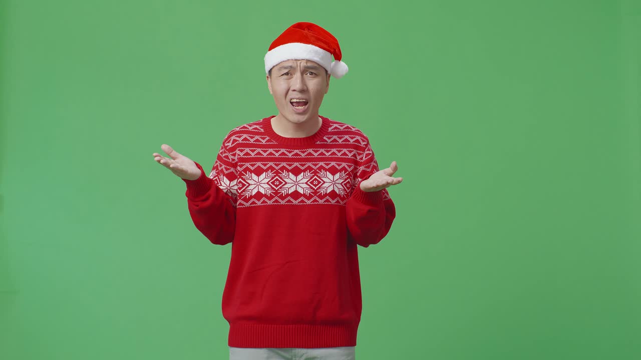 산타 모자를 입은 실망한 남자