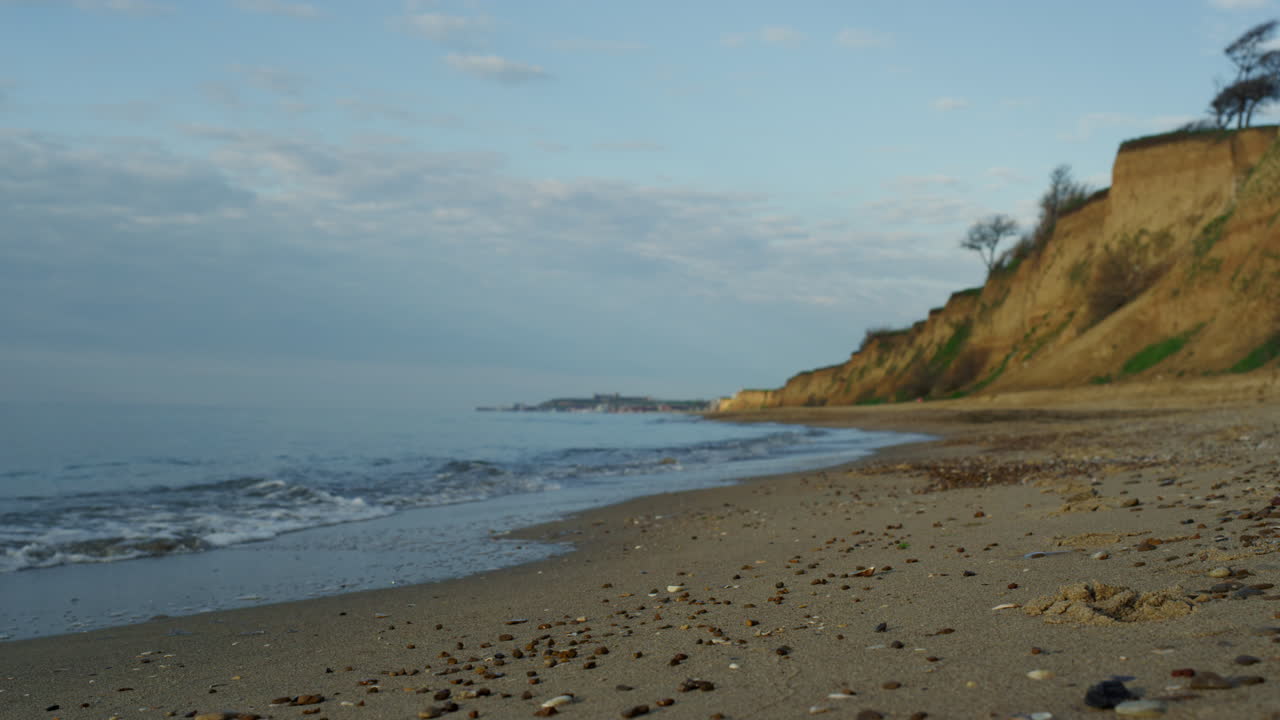морской закат, береговый горизонт на пляжном пейзаже, волны, разбивающиеся на береговом острове.