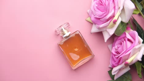 perfume elegante con rosas rosas