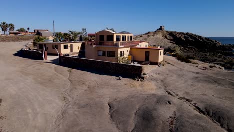 órbita-Aérea-Alrededor-De-Una-Villa-Tropical-En-La-Cima-De-Los-Acantilados-Junto-A-La-Playa