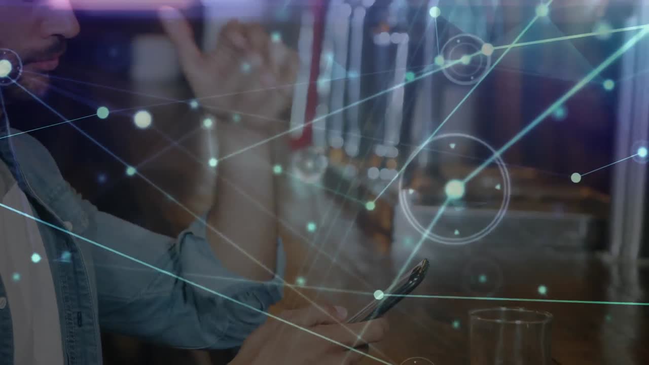 animación de la red de conexiones sobre el hombre caucásico con teléfono inteligente
