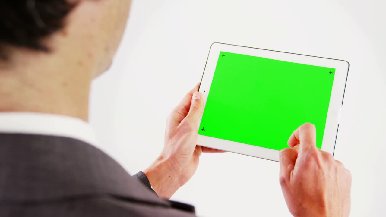 디지털 태블릿을 사용하는 사업가