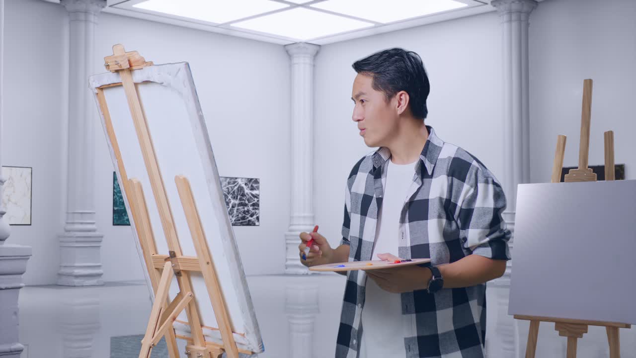 갤러리에서 화가 그림을 그리는