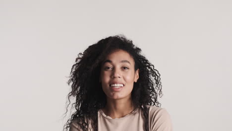mujer afroamericana alegre sobre fondo blanco.