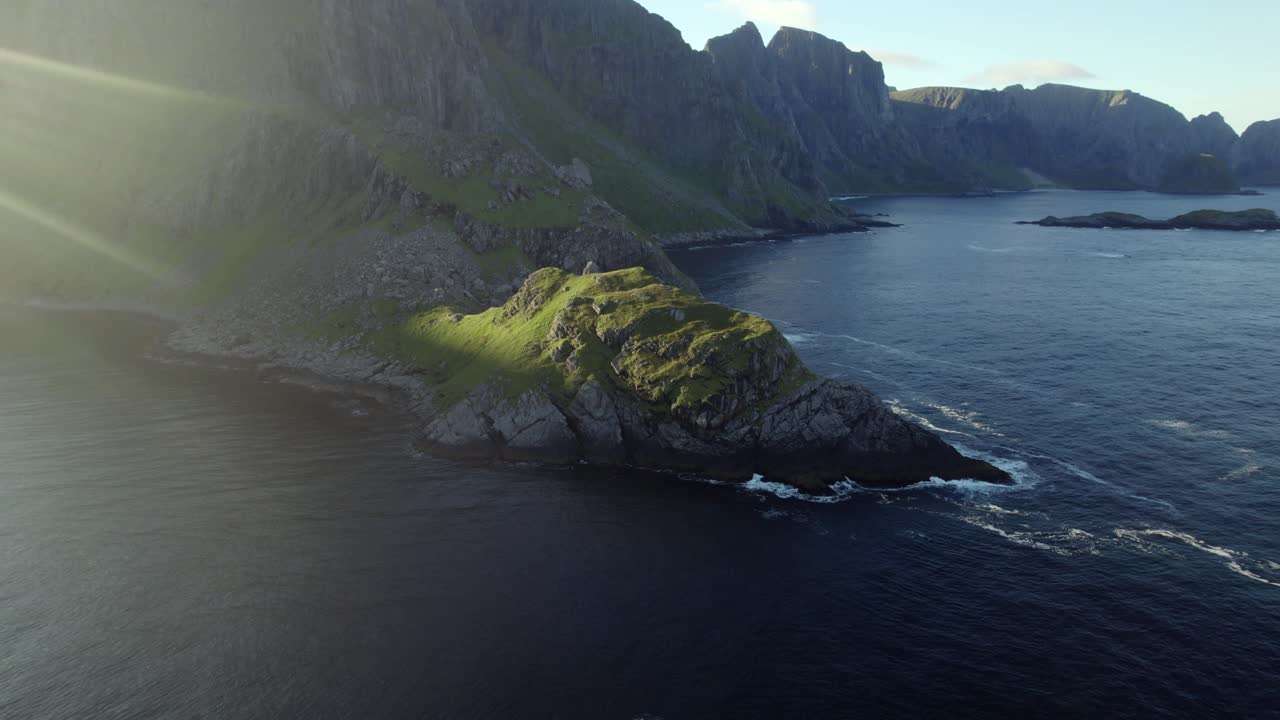 increíble formación de rocas con algas verdes en la costa de lofoten, noruega