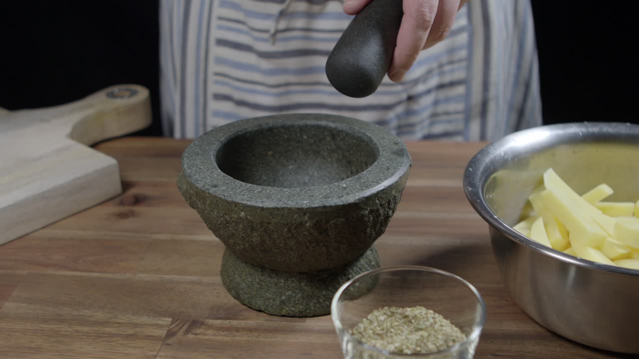 cocina casera tritura la sal gruesa en un mortero