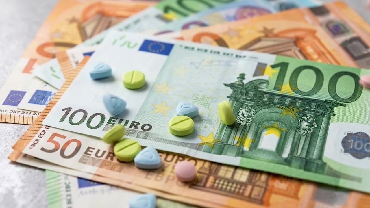 Bir masa üzerinde Euro banknotlarının yakın çekimi