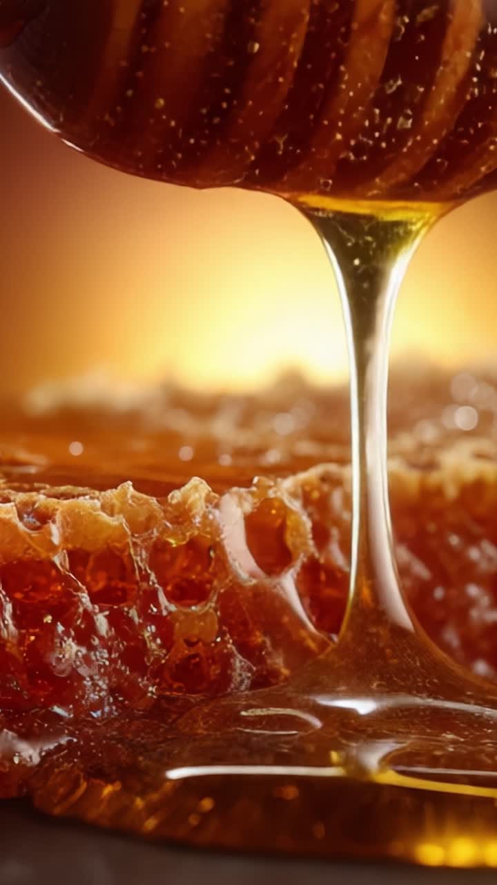 Uno sguardo alla delizia dorata: L'accattivante trasformazione del miele mentre gocciola e brilla con squisita dolcezza e bellezza naturale.