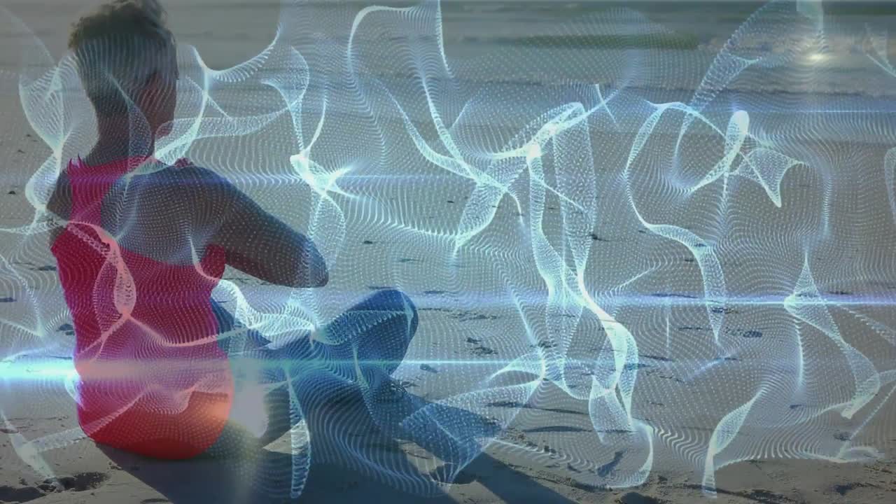 Mulher idosa movendo-se sobre uma faixa de areia, deslizando pela cena, olhando com brilho em direção ao horizonte em busca de saúde.