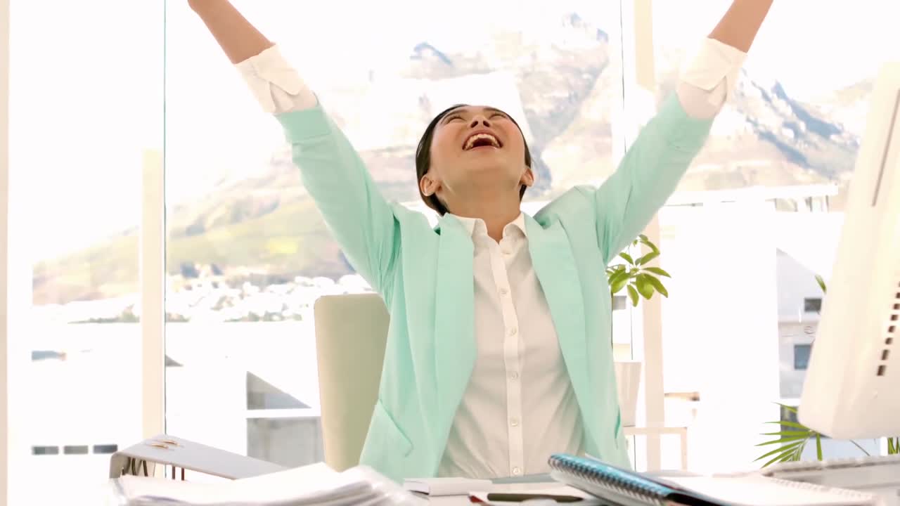 책상 에서 환호 하는 사업가