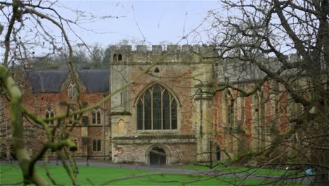mirando hacia el impresionante edificio del palacio del obispo medieval, un castillo bellamente conservado en la ciudad de wells en inglaterra